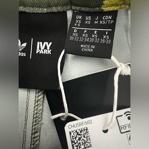 IVY PARK X ADIDAS IVYTOPIA Olive Green Skirt with Floral Print & Mesh
Lining - Picture 12 of 13